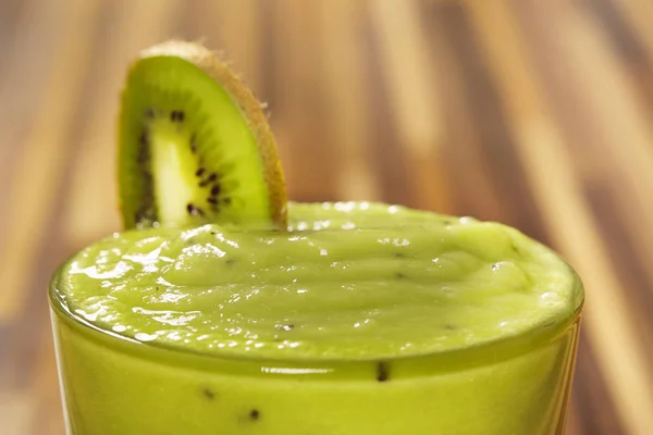 Frischer Smoothie Drink Aus Avocado Und Kiwi — Stockfoto