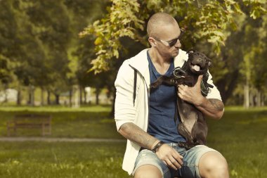 Fitness kas adam ile üç aylık staffordshire boğa terrier köpek yavrusu