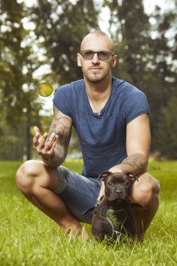 Fitness kas adam ile üç aylık staffordshire boğa terrier köpek yavrusu