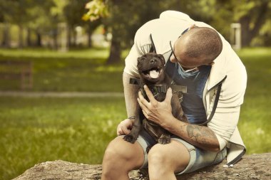 Fitness kas adam ile üç aylık staffordshire boğa terrier köpek yavrusu