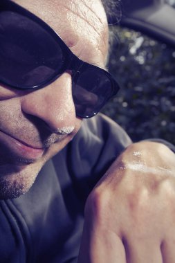 Orman yolunda masum adama saldırmadan önce uyuşturucu alan bağımlı adam