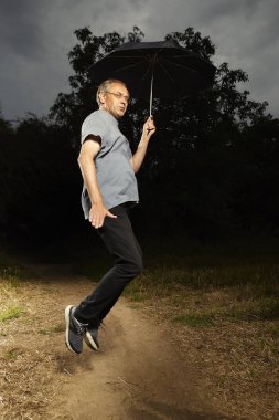 Yaşlı adam sağlıklı bir vücuda sahip olmaya çalışıyor ve açık atlama