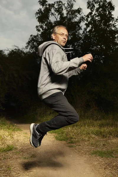 Hombre Mayor Tratando Tener Cuerpo Sano Saltar Aire Libre —  Fotos de Stock