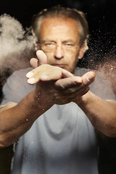 Hombre Aplaudiendo Las Manos Para Eliminar Polvo Suciedad Piel —  Fotos de Stock