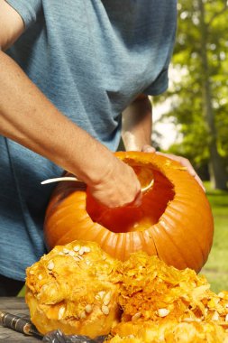 Yaşlı adam yaklaşan tatil olay için helloween kabak oyma