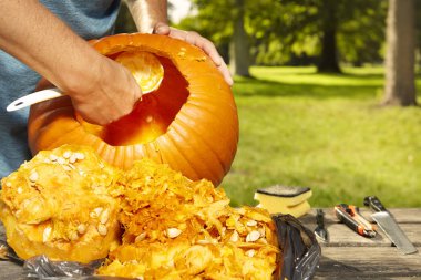 Yaşlı adam yaklaşan tatil olay için helloween kabak oyma