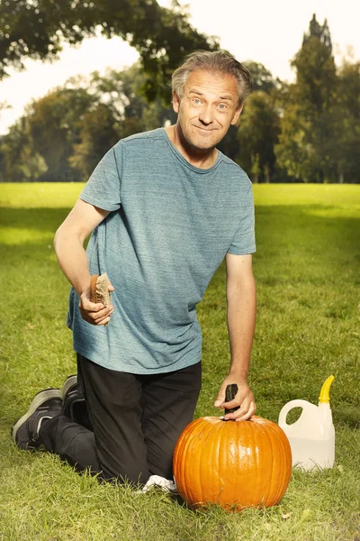 Older Man Cleaning Preparing Helloween Pumpkin Carving — Stock Photo, Image