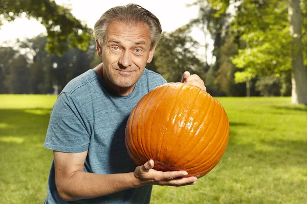 Uomo Più Anziano Pulizia Preparazione Helloween Zucca Intaglio — Foto Stock