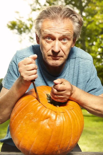 Hombre Mayor Tallando Calabaza Helloween Para Próximo Evento Vacaciones — Foto de Stock