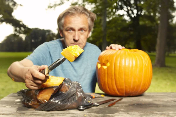 Oudere Man Carving Helloween Pompoen Voor Aankomende Vakantie Evenement — Stockfoto