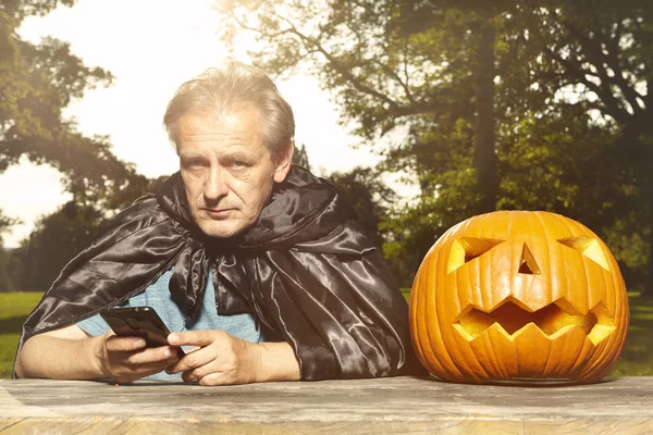 Homme Âgé Manteau Capuchon Hante Dans Parc Ville — Photo