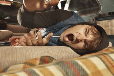 Seyahat adam onun arabada gece geçirmek için rota yakınında durur
