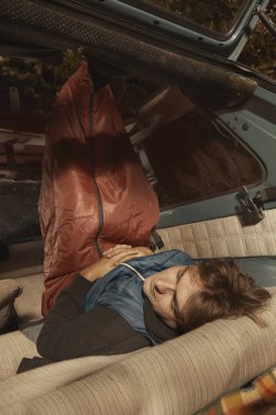 Seyahat adam onun arabada gece geçirmek için rota yakınında durur