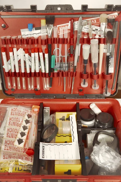 証拠収集の多くのツールを持つ犯罪学者の技術者のスーツケース — ストック写真
