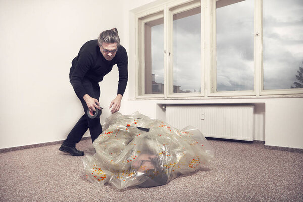 Liquidation of the drug dealer by cheated client in empty apartment