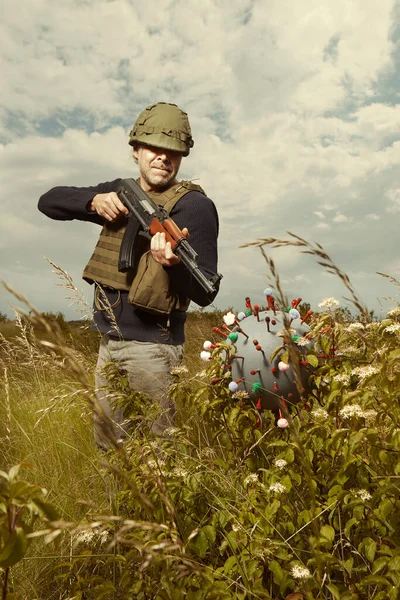 Άνθρωπος Στυλ Εδαφικού Στρατού Που Πιάνει Βήρο Του Κορωναϊού — Φωτογραφία Αρχείου