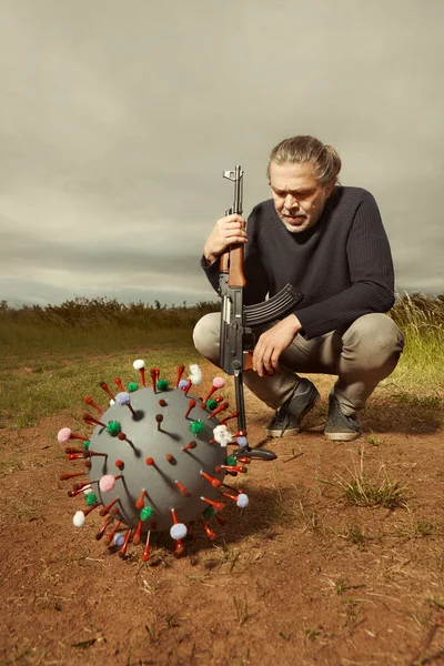 Hombre Armado Estilo Civil Atrapando Virión Coronavirus —  Fotos de Stock