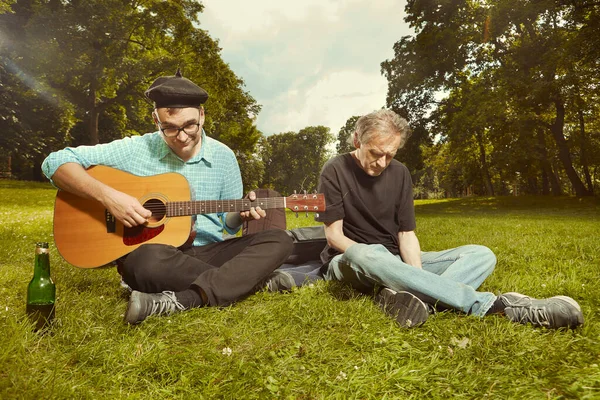 Two Men City Park Summer Meadow Enjoying Day Guitar — Stock Photo, Image