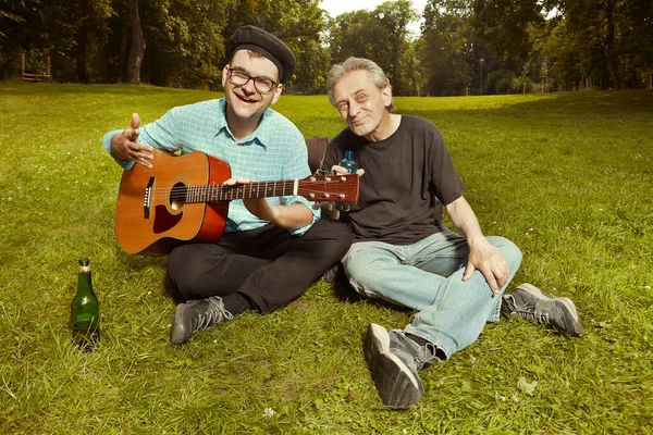 Two Men City Park Summer Meadow Enjoying Day Guitar — Stock Photo, Image