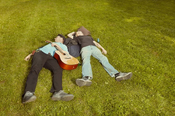 Twee Mannen Stadspark Zomerweide Genieten Van Dag Met Gitaar — Stockfoto