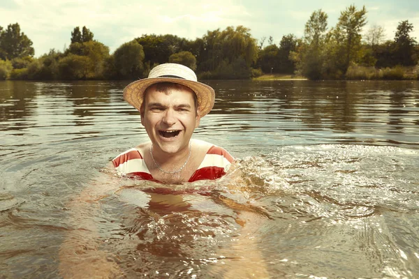 Grappige Man Stijlvol Retro Zwempak Strohoed Zwemmend Rivier — Stockfoto