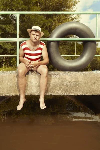 Hombre Divertido Traje Baño Retro Con Estilo Sombrero Paja Posando —  Fotos de Stock