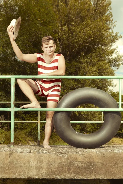 Grappige Man Stijlvol Retro Zwempak Strohoed Poserend Met Binnenband — Stockfoto