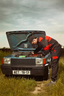 Takım elbiseli adam eski güzel arabasıyla ilgilen.