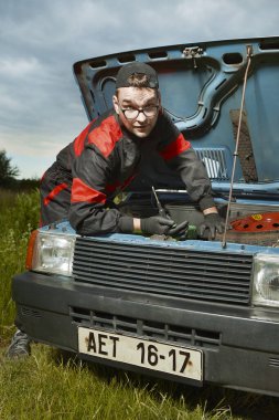 Takım elbiseli adam eski güzel arabasıyla ilgilen.