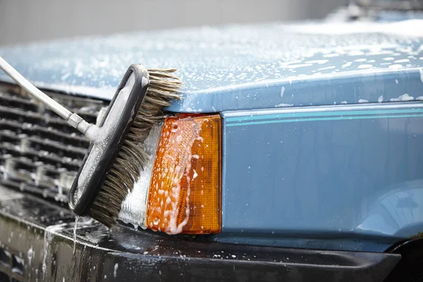 Homem Lavagem Carro Cuidar Seu Lindo Carro Retro — Fotografia de Stock