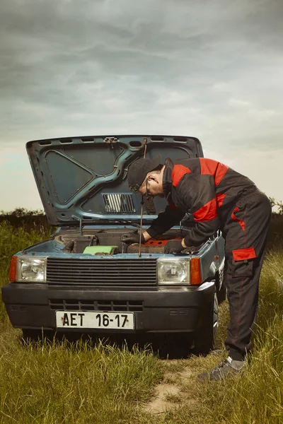 Человек Полном Костюме Позаботится Своем Прекрасном Ретро Автомобиле — стоковое фото