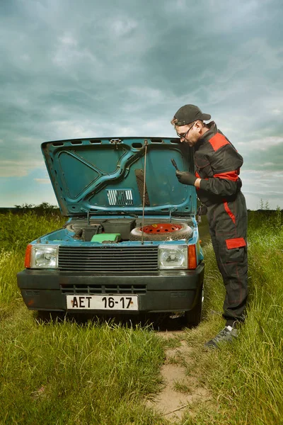 Человек Полном Костюме Позаботится Своем Прекрасном Ретро Автомобиле — стоковое фото