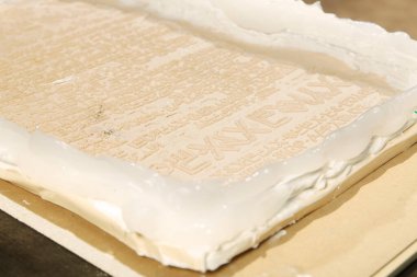 Kimyasal ayrıştırıcı ve fırça ile boyanmış lastik form epoksi reçinesi döküm için hazırlandı (gerçek anlamı yok)