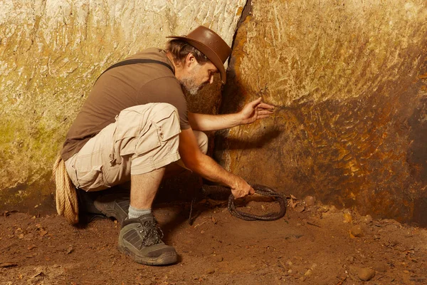 Adventurer Ancient Cave Trace Mysterious Emerald Tablet Finding Famous Artifact — Stock Photo, Image