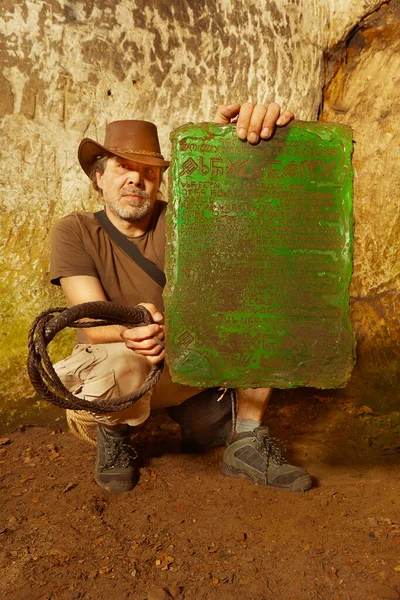 Antik Mağaradaki Maceracı Sonunda Gizemli Zümrüt Tableti Buldu — Stok fotoğraf