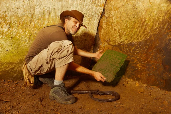 Aventureiro Caverna Antiga Finalmente Encontrou Artefato Misterioso Tablet Esmeralda — Fotografia de Stock