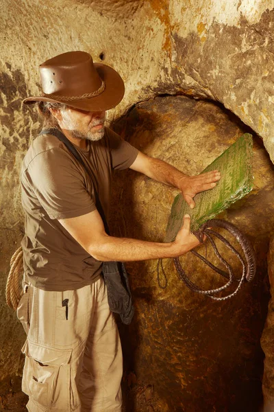 Adventurer Ancient Cave Trace Mysterious Emerald Tablet Finding Famous Artifact — Stock Photo, Image