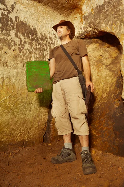 Искатель Приключений Древней Пещере Наконец Нашел Загадочный Изумрудный Артефакт — стоковое фото