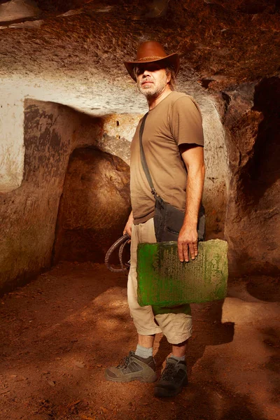 Adventurer Στην Αρχαία Σπηλιά Για Ίχνη Του Μυστηριώδη Δισκίο Σμαράγδι — Φωτογραφία Αρχείου