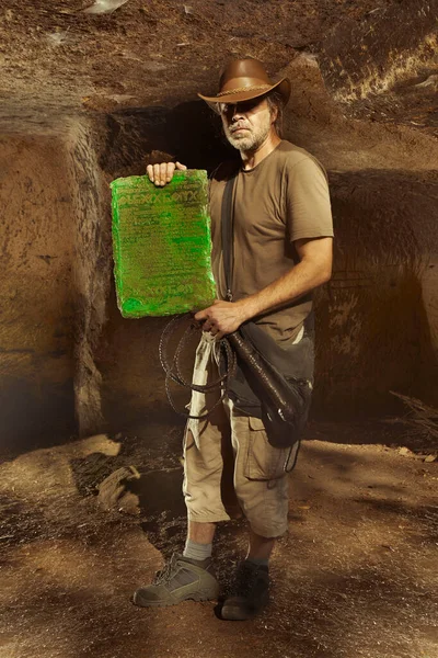 Adventurer Ancient Cave Finally Found Mysterious Artifact Emerald Tablet — Stock Photo, Image