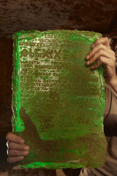 Detalle Misteriosa Tableta Esmeralda Artefacto Encontrado Por Aventurero Cueva — Foto de Stock