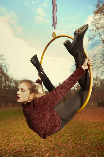 Bella Signora Posa Nel Parco Autunnale Esercizio Con Cerchio Acciaio — Foto Stock