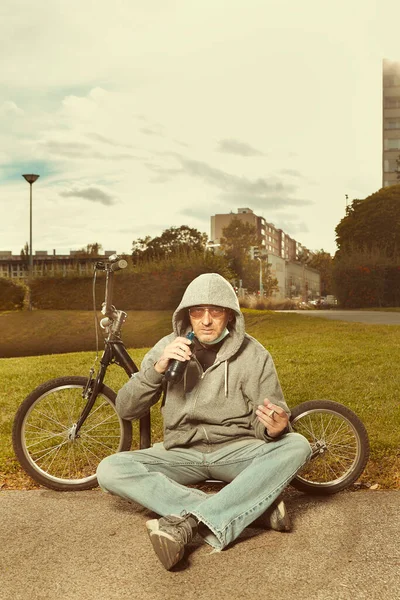 Vecchio Uomo Città Vagabondo Camicia Con Cappuccio Con Maschera Scooter — Foto Stock