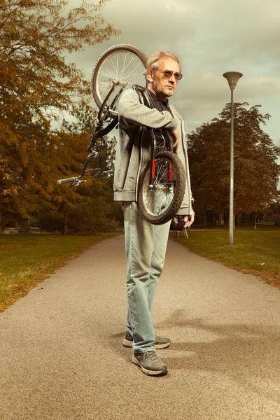 Older City Man Vagabond Hooded Carrying Scooter Late Day City — Stock Photo, Image