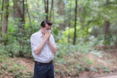 Adam polen alerjisi olması nedeniyle hapşırma doku kağıt kullanır