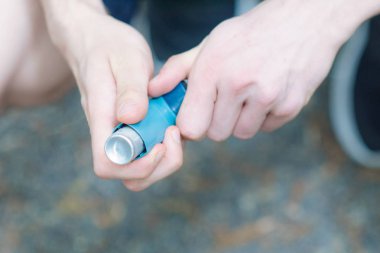 Astım medecine inhaler bir adamın iki el tarafından saklanmış
