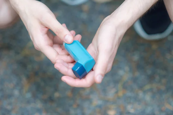 Inhalateur d'asthme médicamenteux tenu par deux mains d'un homme — Photo