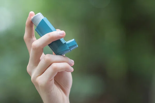 Asthma medecine inhaler holded by a man — Stock Photo, Image