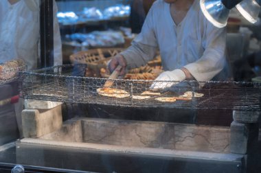 Barbeküde kızartılan bu tipik Japon sokak yemekleri pirinç krakerlerine 