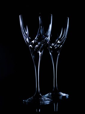 Siyah arka planda şarap için iki bardak                               